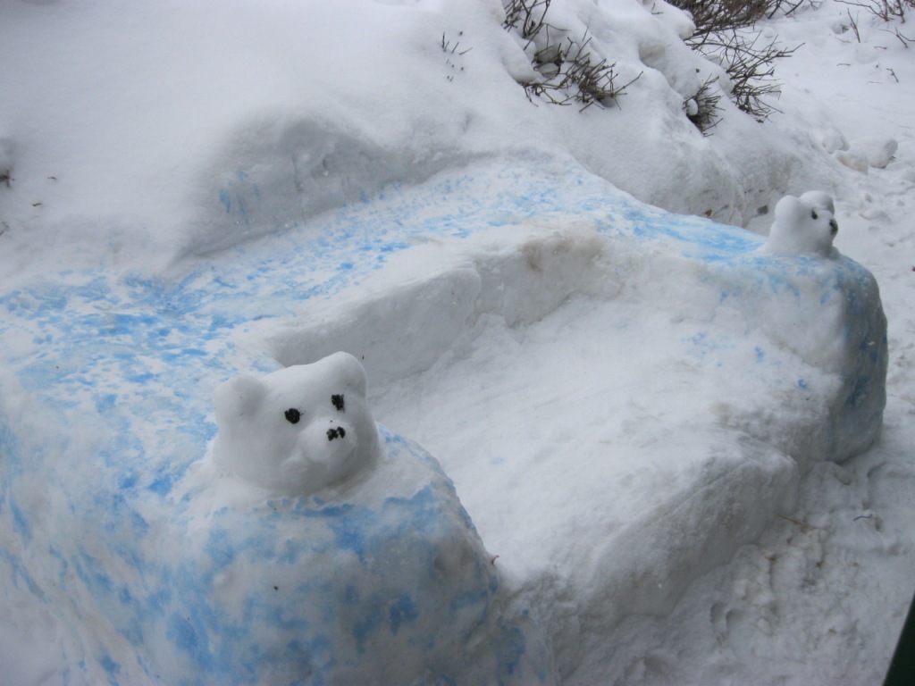 Игра мишки снежные мишки. Медведь из снега. Львенок из снега. Белый медведь из снега. Морские обитатели из снега.